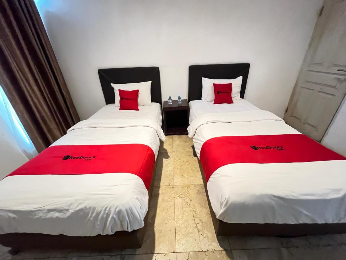 Reddoorz Near Kantor Walikota Manado Bagian luar foto