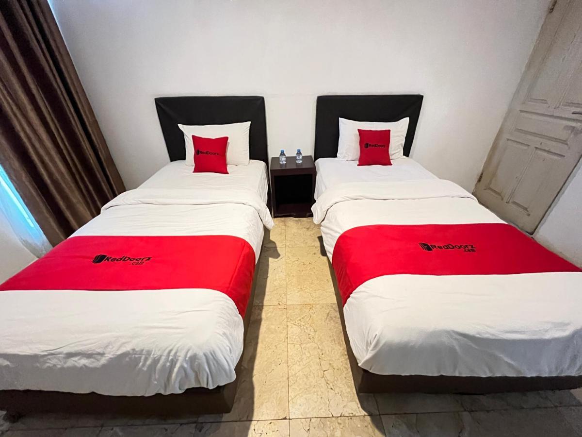 Reddoorz Near Kantor Walikota Manado Bagian luar foto